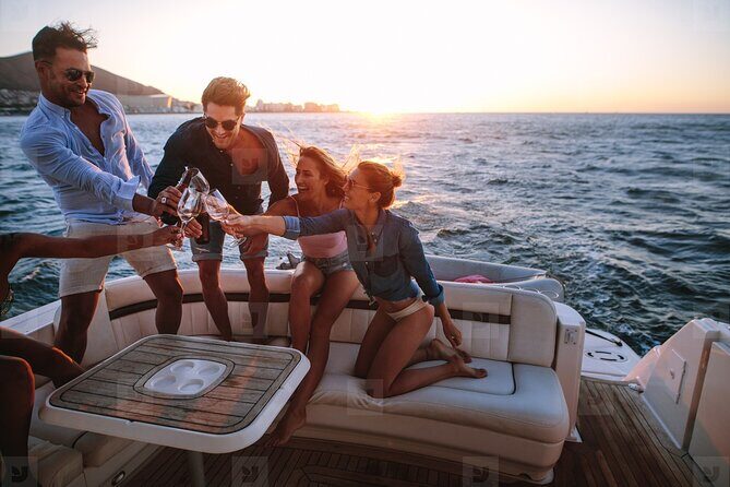Cabo Arch Sunset Yacht Tour - Dinner & Drinks — Up to 18 Guests - The cruise to El Arco: photos, sea lions, and that “wow” moment