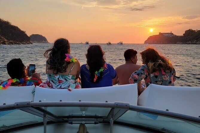 Cabo Arch Sunset Yacht Tour - Dinner & Drinks — Up to 18 Guests - Boat size and comfort: why headcount really matters here