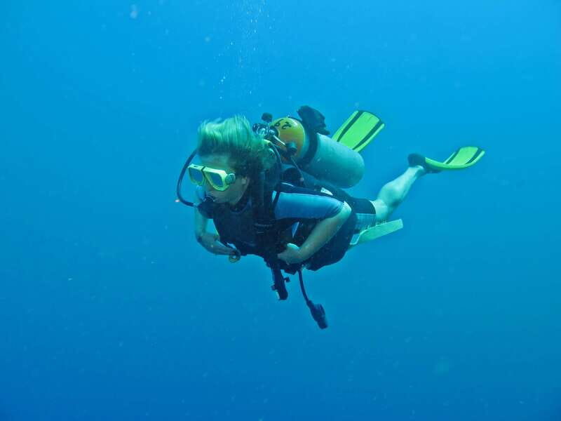 Cabo San Lucas: Beginners Diving Experience w/ Water & Snack - Boat Ride to Protected Waters: A Calm Start