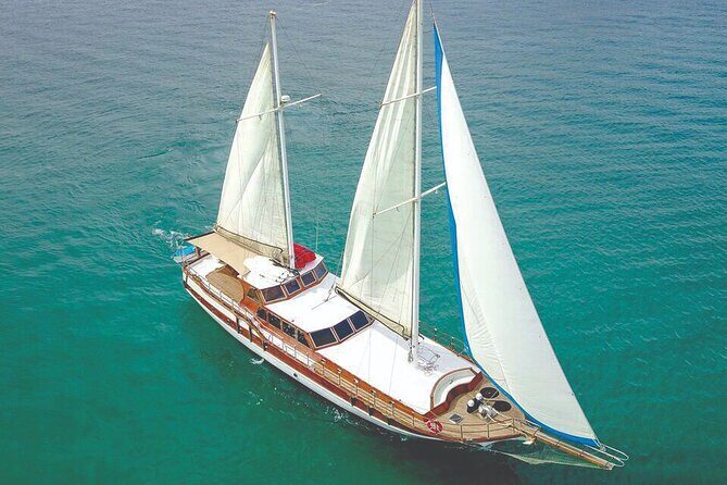 Cabo San Lucas Luxury Sailing Yacht and Dinner with a Chef - The meeting point and check-in timing that can save your evening