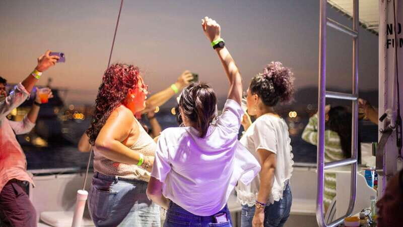 Cabo San Lucas: Sunset Party Cruise with Open Bar - The 20-Minute Arch Photo Stop: When You’ll Actually Get the Shot