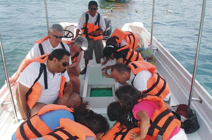 Glass Bottom Boat Ride to the Arch - Meeting the guides: Rene and Hercél’s style of pointing things out