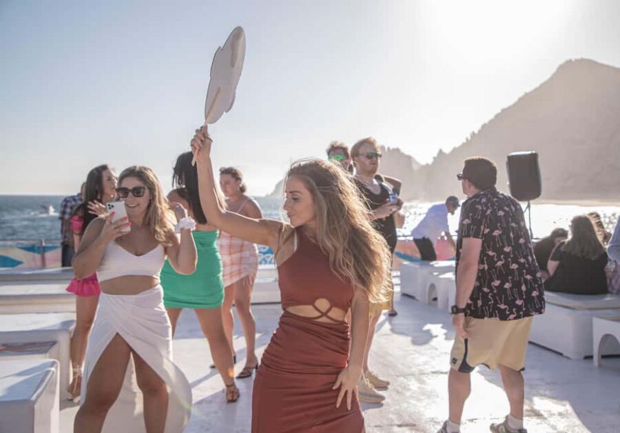 Los Cabos: Sunset Fajitas Dinner Cruise on Cabo Escape - Crowd Energy: When Fun Gets Loud