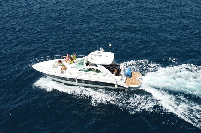 Luxury yacht for private tour EN Cabo San Lucas - The Arch of Cabo San Lucas: your best photo odds are at closest reach