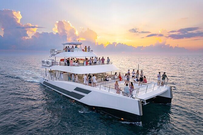 Premium Snorkel Catamaran Cruise in Los Cabos - The Rich & Famous shoreline: Arch of Cabo San Lucas and Pelican Rock