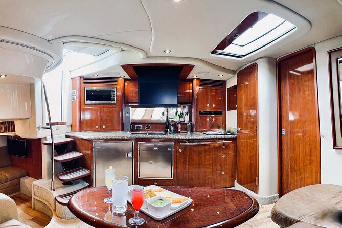 Private Yacht Sea Ray all-inclusive charter in Cabo - Open bar and snack service: more than just drinks on the water