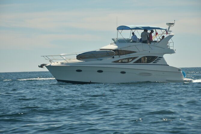 Pura Vida Yacht 42 FT with all inclusive service in Cabo - The crew vibe: friendly, attentive, and focused on safety