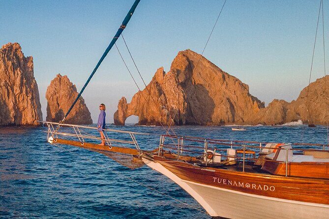 Romantic Sailboat Sunset: Live Music, Premium Bar & Dinner -Cabos - Live music onboard: fun energy without killing the romance