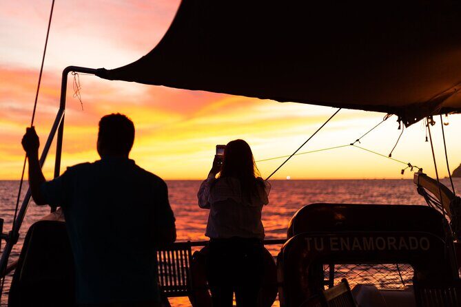 Romantic Sailboat Sunset: Live Music, Premium Bar & Dinner -Cabos - Premium open bar: top brands and an in-house mixologist