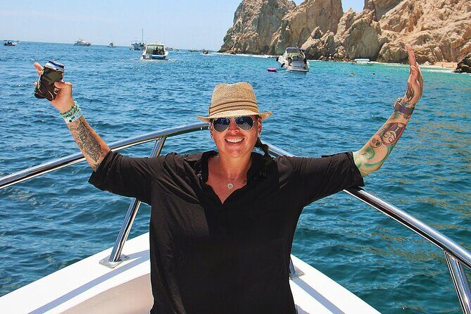 Snorkeling and whale watching Tour in Cabo - El Arco photo stop in Cabo San Lucas Bay: the best group moment