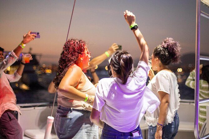 Sunset Party Cruise in Los Cabos - The main event: the Arch of Cabo San Lucas on the Pez Gato