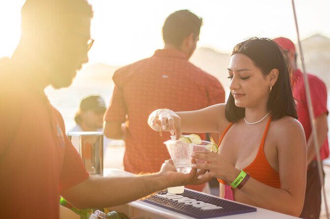 Sunset Sail Party Cruise on the Pez Gato - Drinks and snacks: the open bar is the star, but food is the weak link